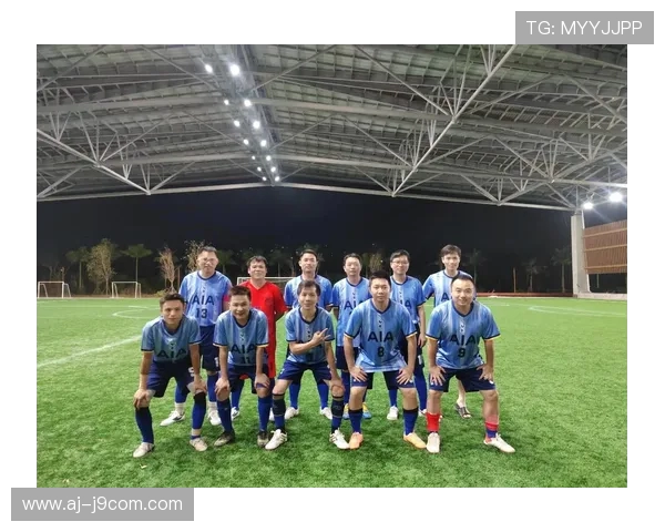 球队合影展示激情与团结足球场上的荣耀时刻